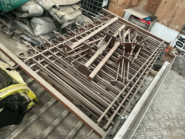 Smeed ijzeren hek - afbeelding 1 van  3