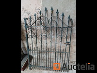 Smeedijzeren poort met sluis