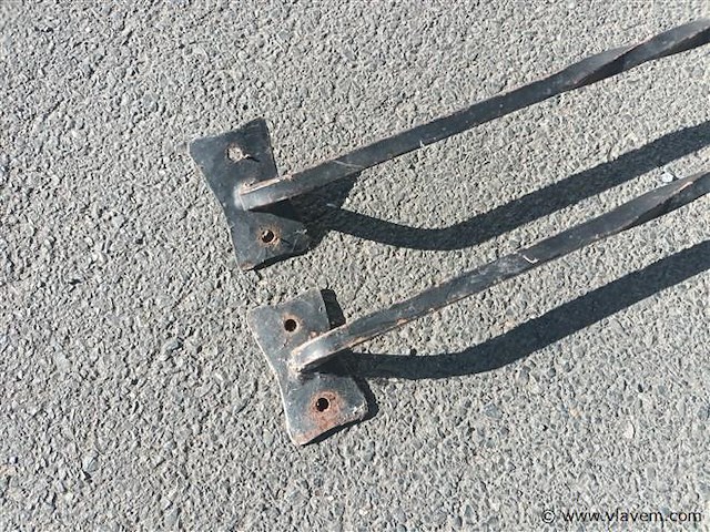 Smeedijzeren trapleuning. 2 stuks - afbeelding 2 van  3