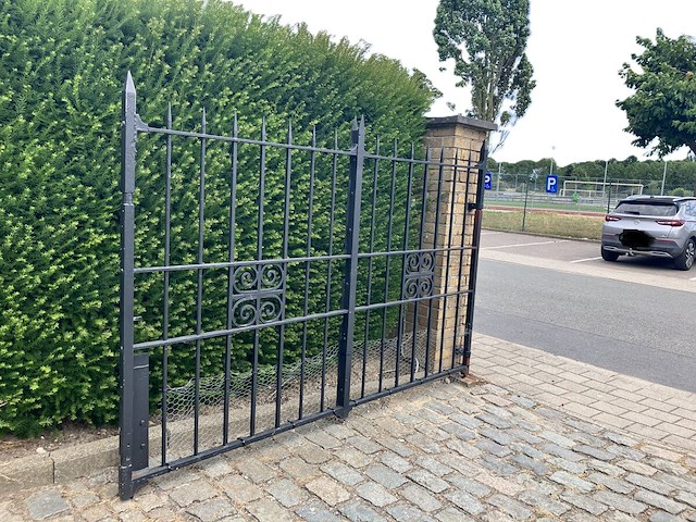 Smeedwerken tuinomheining met poort - afbeelding 10 van  13