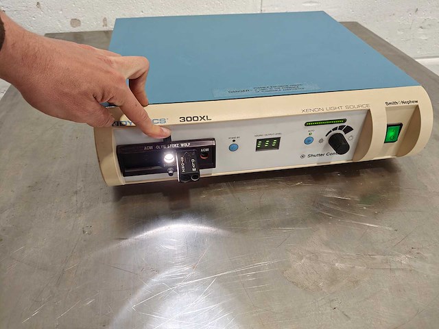 Smith & nephew - dyonics 300 xl - xenon light source - afbeelding 1 van  10