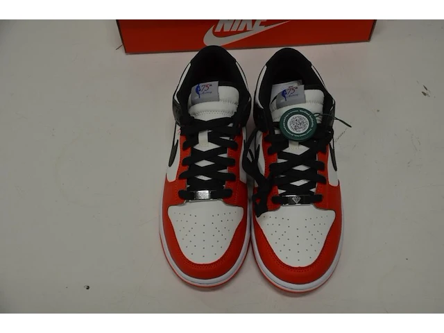 Sneakers nike dunk low emb nba 75th anniversary chicago maat 40,5 nieuw in doos (2) - afbeelding 4 van  10