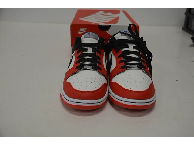 Sneakers nike dunk low emb nba 75th anniversary chicago maat 42,5 nieuw in doos (2) - afbeelding 1 van  10