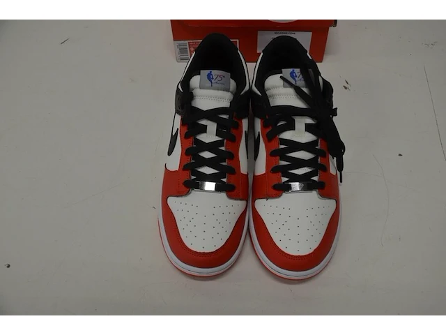 Sneakers nike dunk low emb nba 75th anniversary chicago maat 42,5 nieuw in doos (2) - afbeelding 4 van  10
