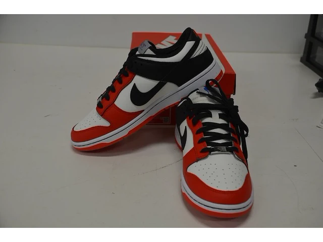 Sneakers nike dunk low emb nba 75th anniversary chicago maat 42,5 nieuw in doos (2) - afbeelding 8 van  10
