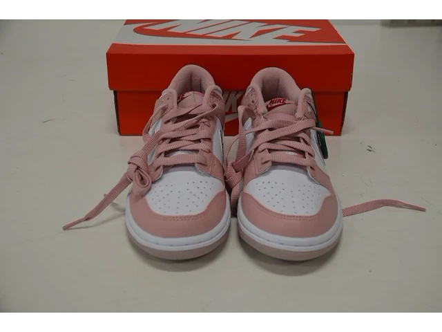 Sneakers nike dunk low pink velvet (gs) maat 37,5 nieuw in doos (2) - afbeelding 1 van  10