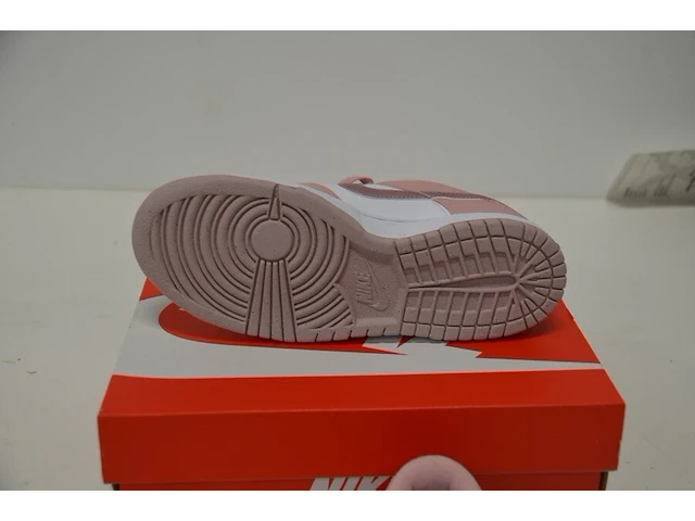 Sneakers nike dunk low pink velvet (gs) maat 37,5 nieuw in doos (2) - afbeelding 9 van  10