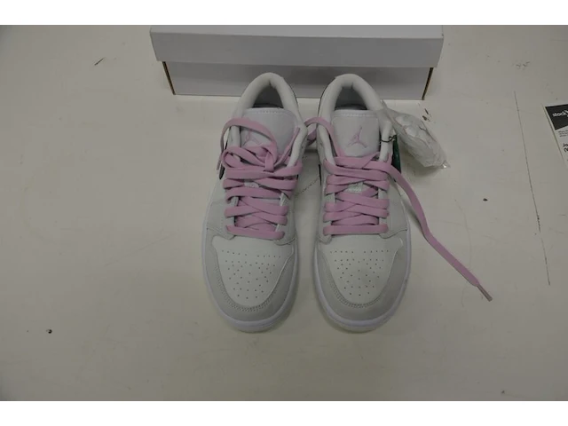 Sneakers nike jordan 1 low se barely green maat 37,5 nieuw in doos (2) - afbeelding 2 van  9