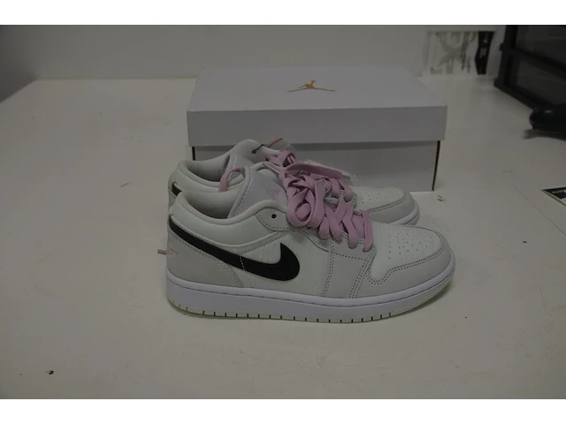 Sneakers nike jordan 1 low se barely green maat 37,5 nieuw in doos (2) - afbeelding 3 van  9