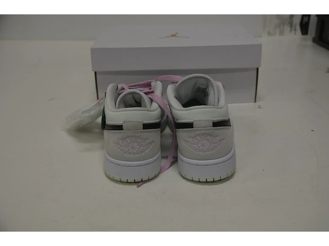 Sneakers nike jordan 1 low se barely green maat 37,5 nieuw in doos (2) - afbeelding 4 van  9