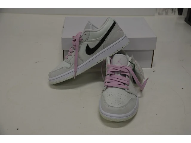 Sneakers nike jordan 1 low se barely green maat 37,5 nieuw in doos (2) - afbeelding 5 van  9