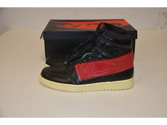Sneakers nike jordan 1 retro high og defiant couture maat 40 nieuw in doos (2) - afbeelding 3 van  9