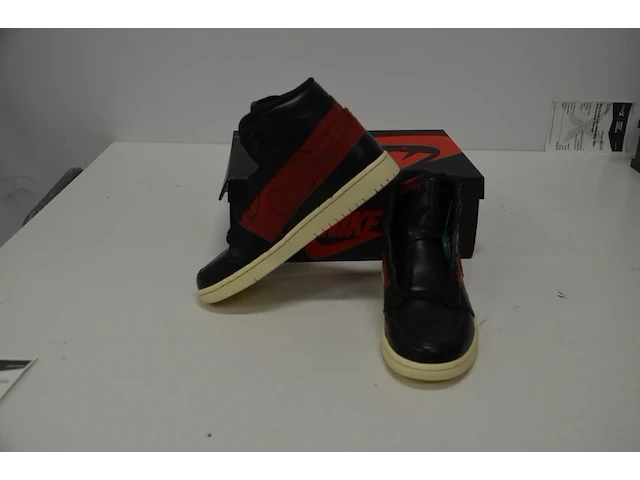 Sneakers nike jordan 1 retro high og defiant couture maat 40 nieuw in doos (2) - afbeelding 5 van  9