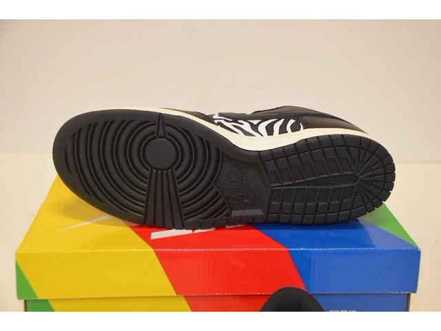 Sneakers nike sb dunk low og qs quartersnacks zebra maat 45 nieuw in doos (2) - afbeelding 9 van  10