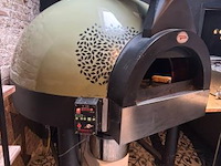 Snelveiling horecamateriaal : prof. pizza oven en pizza werkbank