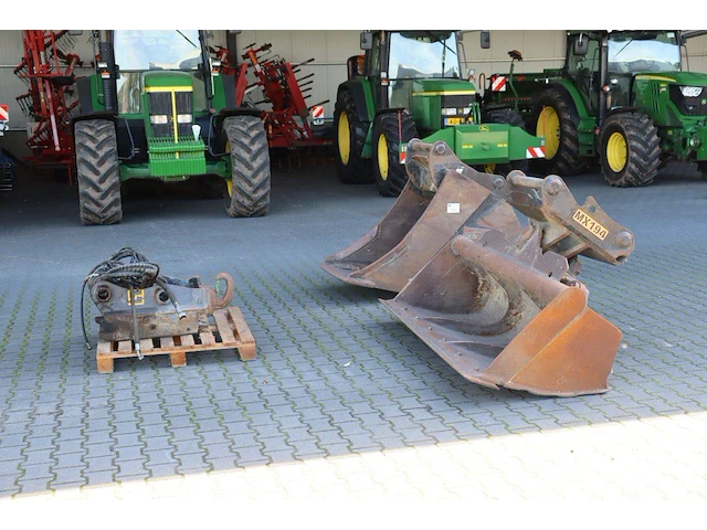 Snelwissel steelwrist met kantelbak en graafbak - afbeelding 1 van  1