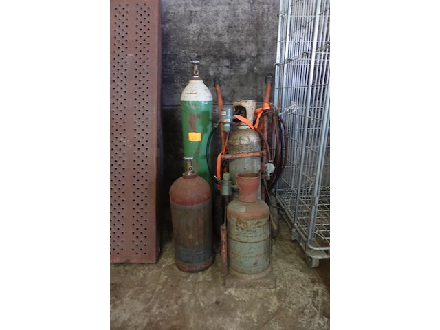 Snijbrander met gasflessen - afbeelding 1 van  3