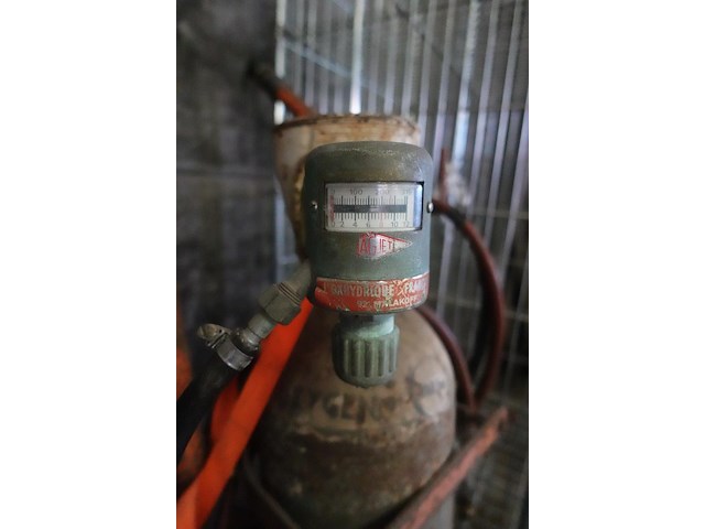 Snijbrander met gasflessen - afbeelding 2 van  3