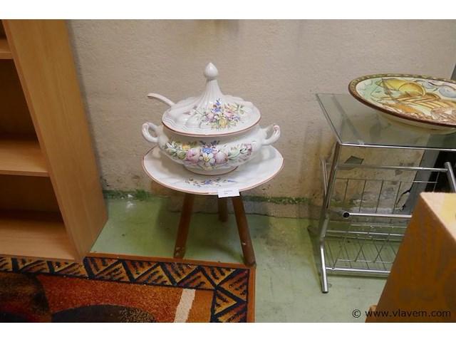 Soepterrine met bord en lepel - afbeelding 1 van  1