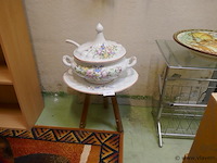 Soepterrine met bord en lepel - afbeelding 1 van  1