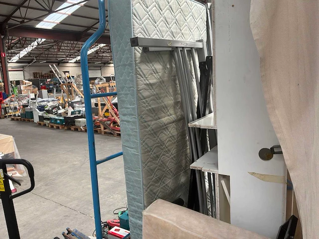 Sofa, gedemonteerd bed en kast - afbeelding 4 van  8