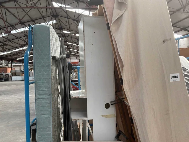 Sofa, gedemonteerd bed en kast - afbeelding 5 van  8
