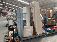 Sofa, gedemonteerd bed en kast