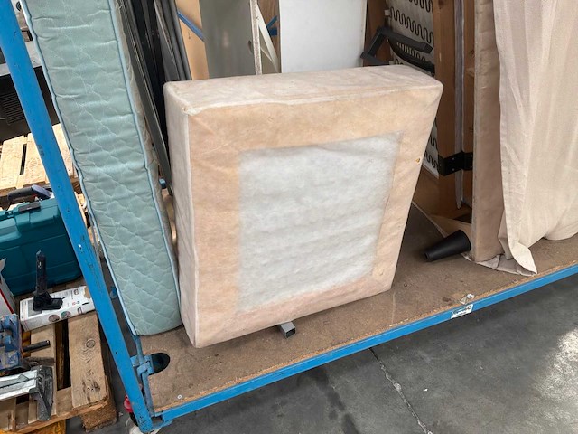 Sofa, gedemonteerd bed en kast - afbeelding 2 van  8