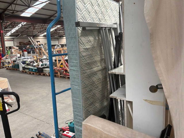 Sofa, gedemonteerd bed en kast - afbeelding 4 van  8