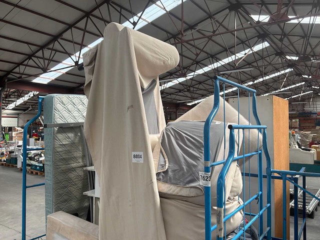 Sofa, gedemonteerd bed en kast - afbeelding 6 van  8