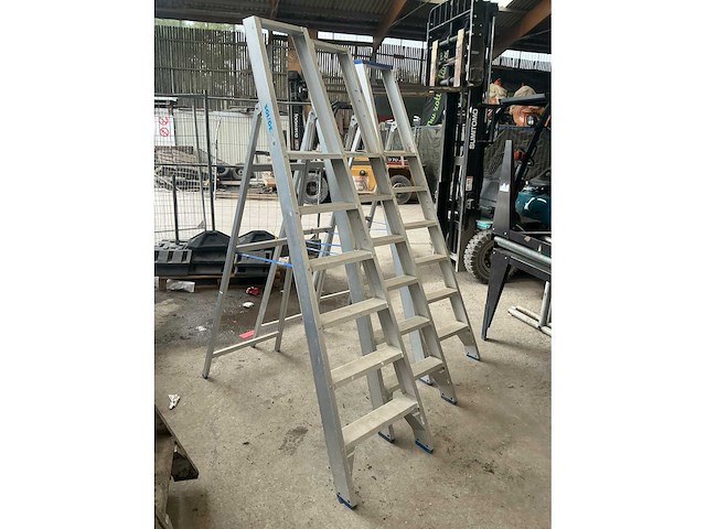 Solide aluminium trapladder (3x) - afbeelding 1 van  4