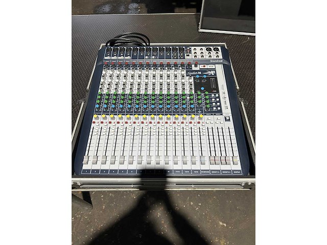 Soundcraft - signature 16 - analog mixing console soundcraft signature 16 - afbeelding 2 van  3