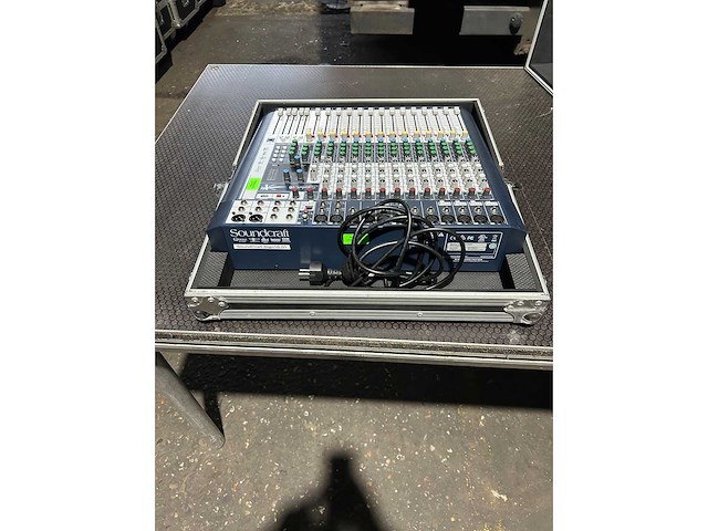 Soundcraft - signature 16 - analog mixing console soundcraft signature 16 - afbeelding 2 van  3