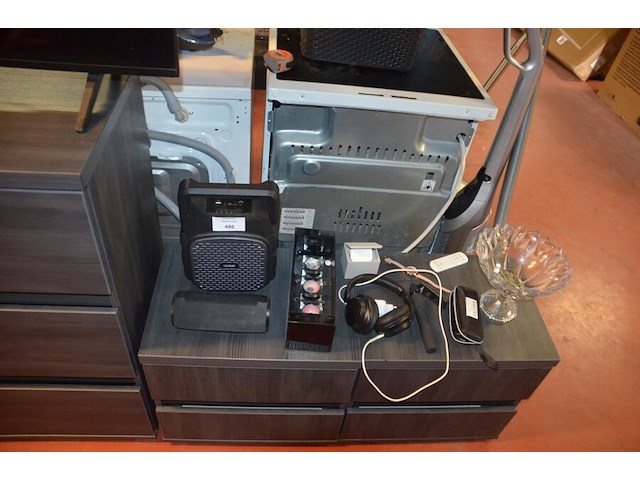 Speaker qss, bluetooth speaker zonder merk, theelichthouder, selfiestick, damesuurwerk, zonnebril in etui, aansteker, koptelefoon, glazen schaal op voet - afbeelding 1 van  8