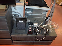 Speaker qss, bluetooth speaker zonder merk, theelichthouder, selfiestick, damesuurwerk, zonnebril in etui, aansteker, koptelefoon, glazen schaal op voet