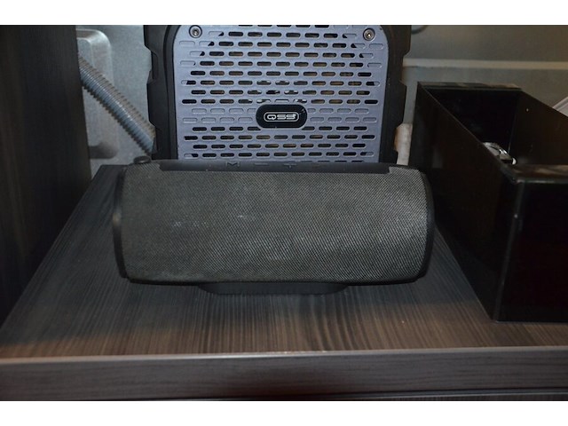 Speaker qss, bluetooth speaker zonder merk, theelichthouder, selfiestick, damesuurwerk, zonnebril in etui, aansteker, koptelefoon, glazen schaal op voet - afbeelding 2 van  8