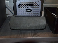 Speaker qss, bluetooth speaker zonder merk, theelichthouder, selfiestick, damesuurwerk, zonnebril in etui, aansteker, koptelefoon, glazen schaal op voet - afbeelding 2 van  8