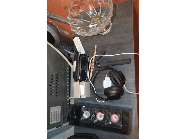 Speaker qss, bluetooth speaker zonder merk, theelichthouder, selfiestick, damesuurwerk, zonnebril in etui, aansteker, koptelefoon, glazen schaal op voet - afbeelding 5 van  8