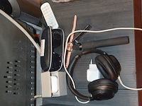 Speaker qss, bluetooth speaker zonder merk, theelichthouder, selfiestick, damesuurwerk, zonnebril in etui, aansteker, koptelefoon, glazen schaal op voet - afbeelding 5 van  8