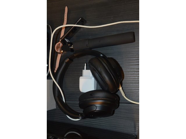 Speaker qss, bluetooth speaker zonder merk, theelichthouder, selfiestick, damesuurwerk, zonnebril in etui, aansteker, koptelefoon, glazen schaal op voet - afbeelding 6 van  8