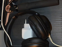 Speaker qss, bluetooth speaker zonder merk, theelichthouder, selfiestick, damesuurwerk, zonnebril in etui, aansteker, koptelefoon, glazen schaal op voet - afbeelding 6 van  8