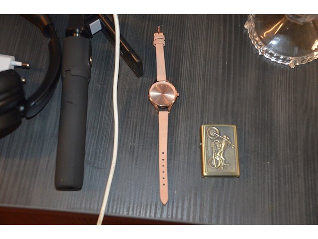 Speaker qss, bluetooth speaker zonder merk, theelichthouder, selfiestick, damesuurwerk, zonnebril in etui, aansteker, koptelefoon, glazen schaal op voet - afbeelding 7 van  8