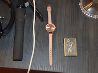 Speaker qss, bluetooth speaker zonder merk, theelichthouder, selfiestick, damesuurwerk, zonnebril in etui, aansteker, koptelefoon, glazen schaal op voet - afbeelding 7 van  8