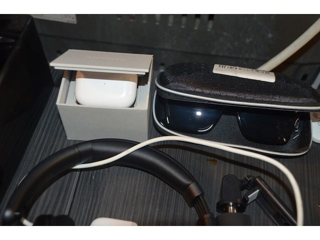 Speaker qss, bluetooth speaker zonder merk, theelichthouder, selfiestick, damesuurwerk, zonnebril in etui, aansteker, koptelefoon, glazen schaal op voet - afbeelding 8 van  8