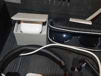 Speaker qss, bluetooth speaker zonder merk, theelichthouder, selfiestick, damesuurwerk, zonnebril in etui, aansteker, koptelefoon, glazen schaal op voet - afbeelding 8 van  8