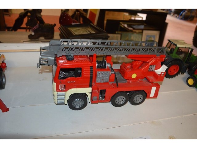 Speelgoed brandweerauto man, speelgoed graafmachine cat - afbeelding 6 van  8
