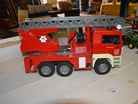 Speelgoed brandweerauto man, speelgoed graafmachine cat - afbeelding 8 van  8