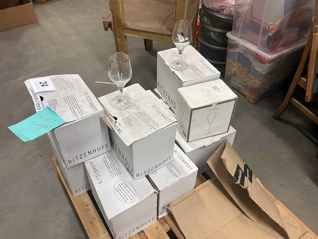 Speelgoed, kleren, glazen, decoratie, … - afbeelding 2 van  9
