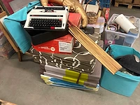 Speelgoed, kleren, glazen, decoratie, … - afbeelding 3 van  9