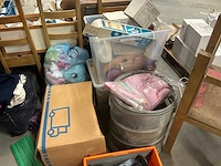 Speelgoed, kleren, glazen, decoratie, … - afbeelding 8 van  9